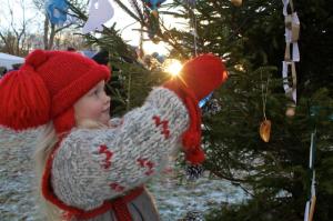 Mari Rubach fra Asmaløy barnehage var en av mange som gledet seg over årets julemarked på Kystmuseet.. Foto FB