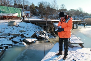 Willy Møllberg noterer dybdeforhold der ny brygge kommer på plass i 2014